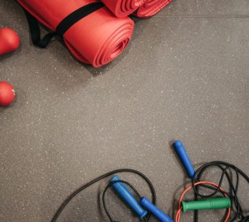 مت تمرین، دمبل و طناب روی زمین باشگاه