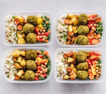 ظرف‌های غذای آماده با حبوبات و سبزیجات